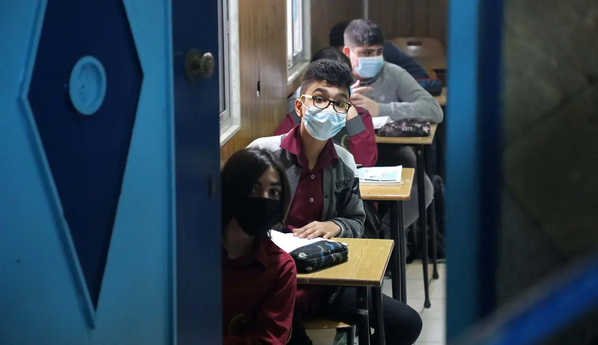 Para siswa mengikuti kelas di sebuah sekolah di Beirut, Lebanon, pada 2 Desember 2020. Siswa kembali ke sekolah seiring langkah Lebanon yang mulai mencabut karantina wilayah (lockdown) secara bertahap mulai Senin (30/11). (Xinhua/Bilal Jawich)
