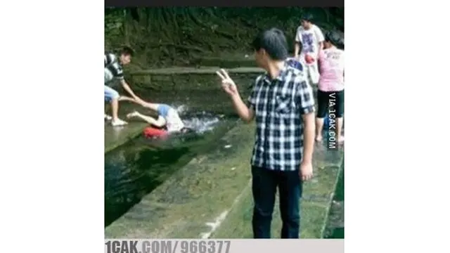 6 Kelakuan Kocak Orang Numpang Eksis Ini Bikin Ngakak