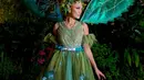 Luna Maya tampil dengan kostum peri berwarna hijau yang ikonis, lengkap dengan sayap dan hiasan kepala berupa dedaunan. [Foto: Instagram/adit_adcee]