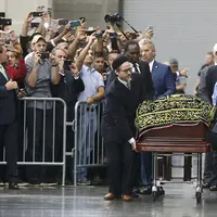 Selain keluarga, lebih dari 14.000 pelayat menghadiri upacara pemakaman petinju legendaris dunia, Muhammad Ali.
