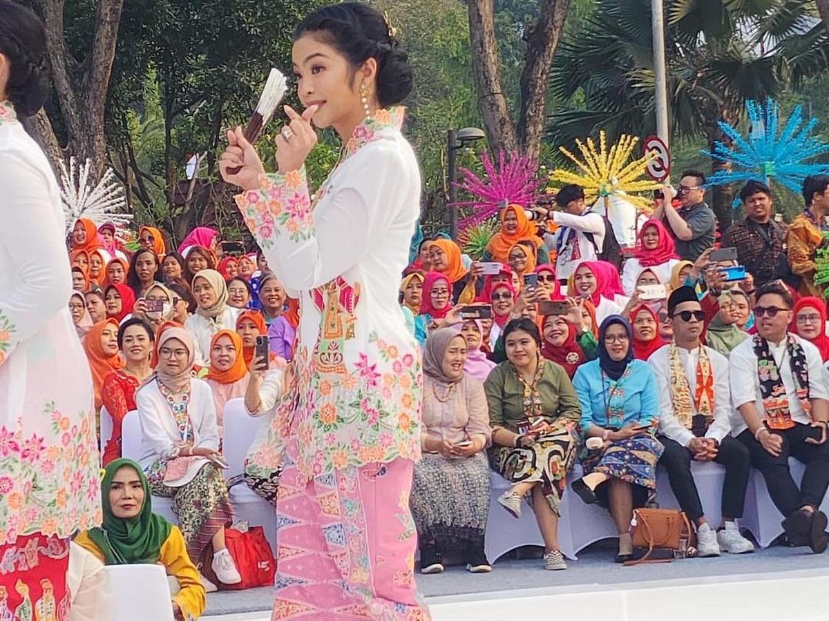 Aksi Fashion Show Niena Kirana Riskyana di Catwalk