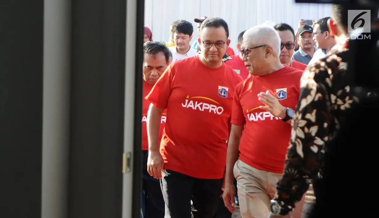 Gubernur DKI Jakarta Anies Baswedan bersiap saat menghadiri Kick Off Pembangunan Jakarta International Stadium di Jakarta, Kamis (14/3). Jakarta International Stadium ditargetkan akan selesai pada tahun 2021 mendatang. (Liputan6.com/Herman Zakharia)