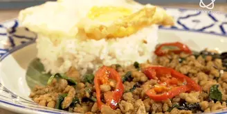 Sama dengan Indonesia, Thailand juga kaya akan aneka ragam masakan. Salah satunya adalah Chicken Krapow yang jadi menu andalan di Boat Noodle Thai Street Food
