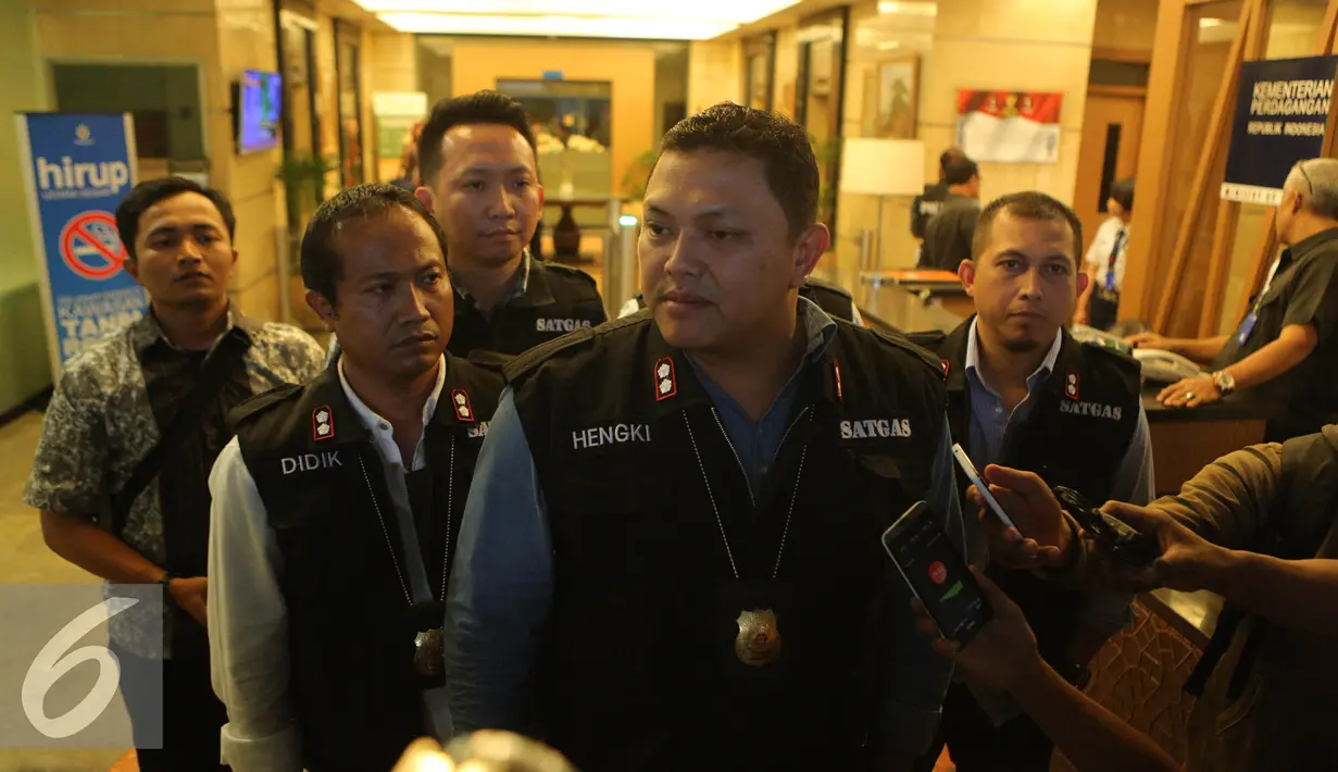 Tim Satgas Khusus kasus 'Dwelling Time' usai menggeledah Kantor Dirjen Perdagangan Luar Negeri Kemendag, Jakarta, Senin (3/8/2015). Penggeledahan terkait dugaan korupsi Dwelling Time di Pelabuhan Tanjung Priok. (Liputan6.com/Faizal Fanani)