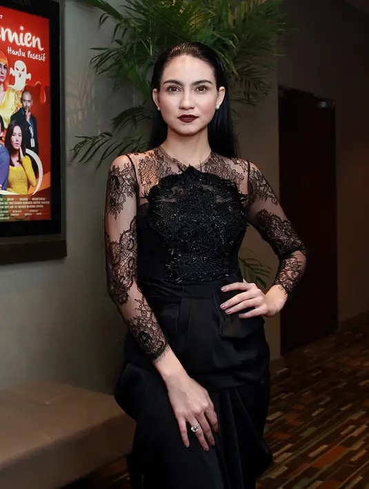 "Kebanyakan hantu kan serem. Hantu cantik mungkin baru pertama kali di Indonesia. Mimien ini sama kayak manusia biasa, karakternya. Hantu manusiawi lah. Hehehe. Gak ada serem-seremnya," ujar aktris berusia 25 tahun ini. (Deki Prayoga/Bintang.com)
