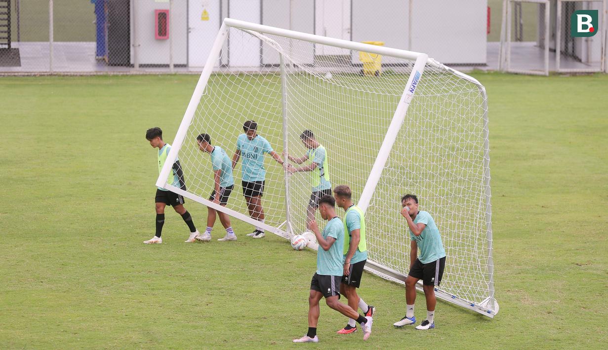 Pemain Bhayangkara FC menggotong tiang gawang saat sesi latihan di Lapangan B Senayan, Jakarta, Kamis (4/1/2023). Mereka tetap menggenjot porsi latihan meski kompetisi BRI Liga 1 sedang libur panjang. (Bola.com/M Iqbal Ichsan)