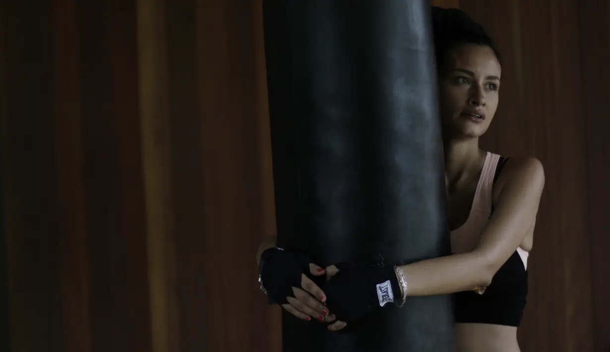 Model dan penyanyi, Rebecca Reijman, berpose usai latihan Muay Thai di rumahnya di Depok, Jawa Barat, Minggu (23/12). Beladiri Muay Thai dipilihnya untuk menjaga kebugaran dan sebagai pertahanan diri. (Bola.com/Vitalis Yogi Trisna)