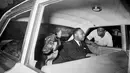 Martin Luther King berbicara dengan Andrew Young saat kembali ke penjara di St. Augustine, Florida, 12 Juni 1964. Martin Luther King meninggal di usia yang cukup muda yakni 39 tahun. (AP Photo/File)