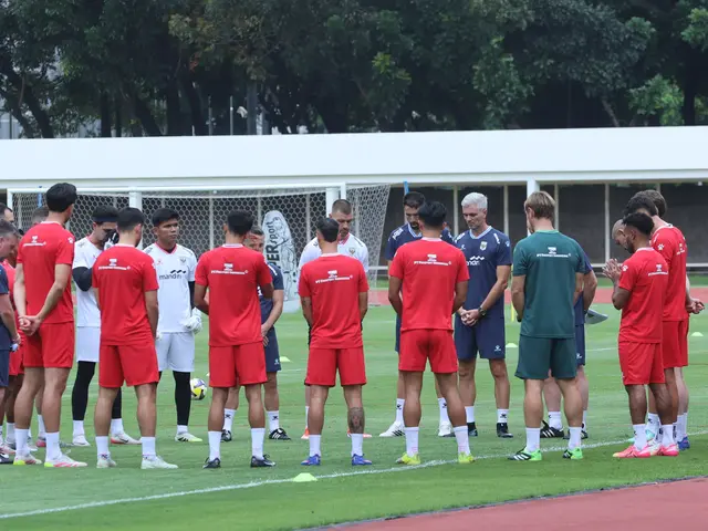 Pelatih Timnas Indonesia, John Herdman memimpin sesi latihan di Stadion Madya, Gelora Bung Karno, Jakarta, Selasa (24/3/2026). (Bola.com/M. Iqbal Ichsan)