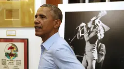 Presiden Obama saat melihat berbagai koleksi dan atribut Bob Marley  di Kingston, Jamaika (8/4). Presiden Obama datang ke museum sang legendaris musik Reggae sebelum melakukan pertemuan dengan para pemimpin dari CARICOM. (REUTERS/Jonathan Ernst)