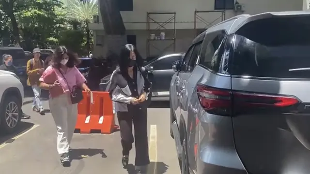 WN Korea Selatan bernama Amy BMJ memenuhi panggilan sebagai saksi pelapor atas kasus dugaan perzinahan yang menyeret penyanyi Dangdut Tisya Erni.