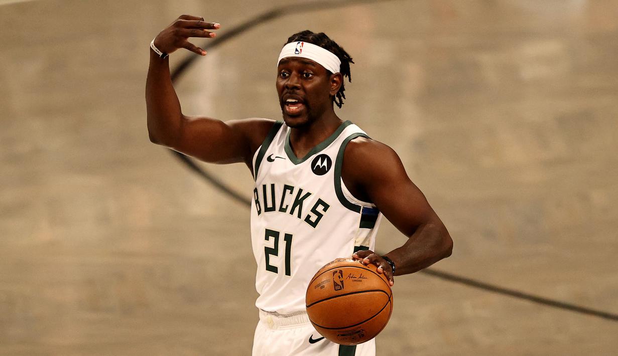 Pemain yang dikenal sportif, pemain Milwaukee Bucks, Jrue Holiday dinobatkan sebagai NBA Sportmanship Award musim ini. (Foto: Getty Images via AFP/Elsa)