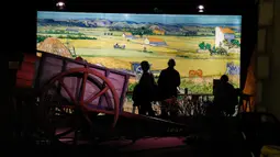 Pengunjung mengamati sejumlah koleksi dalam proyek pameran Meet Vincent van Gogh Experience di London, Inggris, Selasa (25/2/2020). Pameran ini mengajak para pengunjung menyelami dunia sang maestro. (Xinhua/Han Yan)