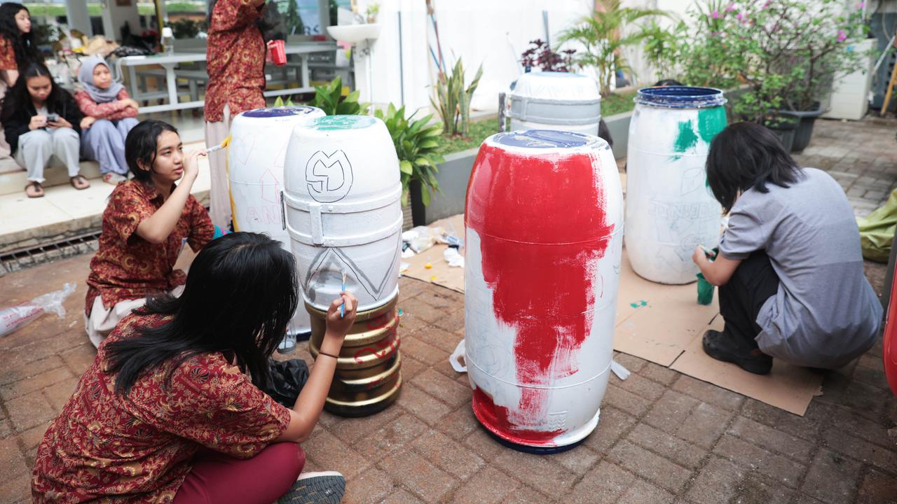 Barang Bekas Disulap Jadi Karya Seni