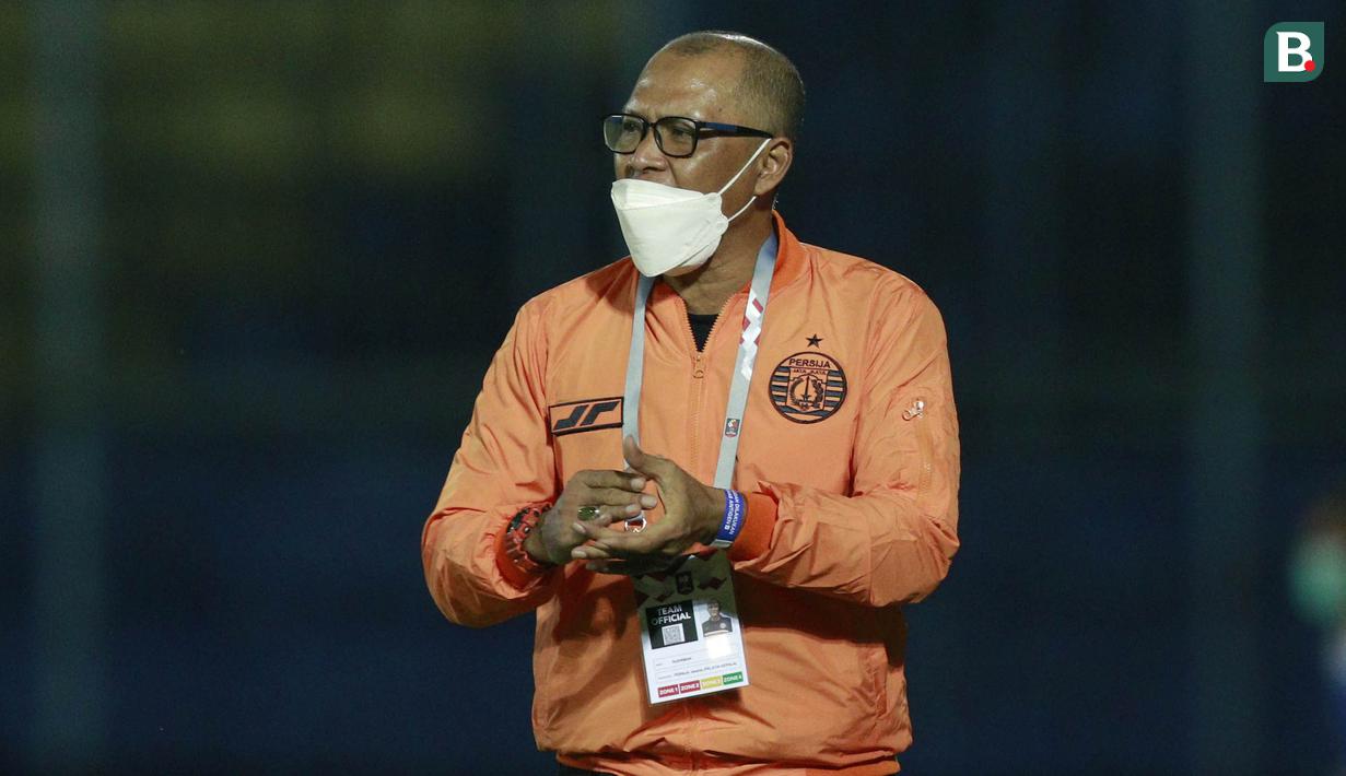 Pelatih Persija Jakarta, Sudirman memberikan semangat kepada anak asuhnya saat melawan Bhayangkara Solo FC dalam laga matchday ke-3 Grup B Piala Menpora 2021 di Stadion Kanjuruhan, Malang, Rabu (31/3/2021). Persija menang 2-1 atas Bhayangkara Solo FC. (Bola.com/M Iqbal Ichsan)