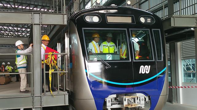 Menteri Perhubungan Budi Karya Sumadi meninjau proyek pembangunan MRT di Depo Lebak Bulus, Jakarta Selatan. (Dwi Aditya Putra/Merdeka.com)