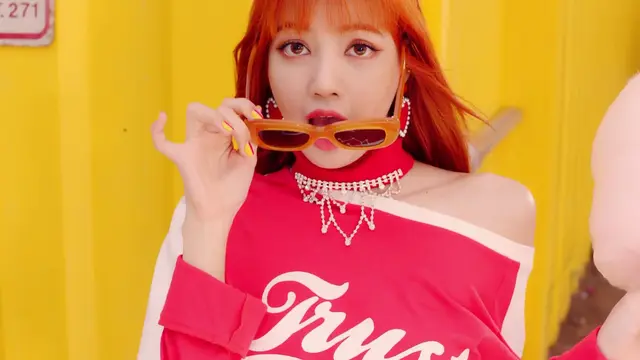 [Bintang] Serupa Tapi Tak Sama: Pastel Makeup Andalan Cassandra Lee dan Lisa Blackpink yang Seperti Kakak Adik