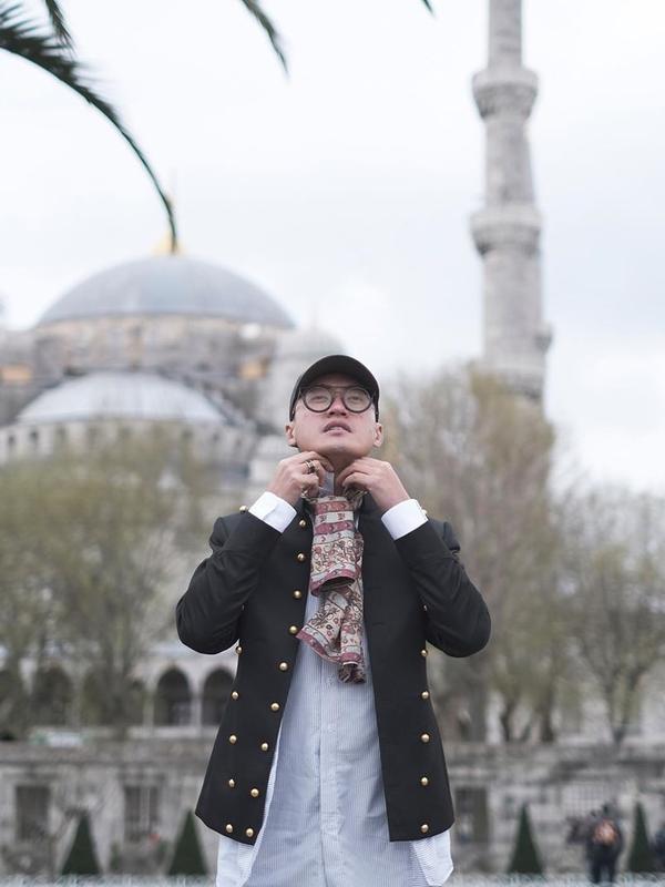 Barli Asmara sangat terkesan dengan Masjid Camlica di Turki. Ia sempat salat di sananya dan merasakan ademnya salat di sana (Dok.Instagram/@barliasmara/https://www.instagram.com/p/B4CWIDznSxb/Komarudin)