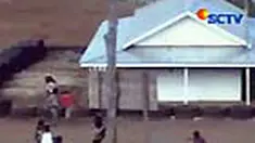 Sebanyak 7 mahasiswa dan 6 warga Kecamatan Talaga Raya, Kabupaten Buton, Sulawesi Tenggara, yang terlibat aksi unjuk rasa anarkis di areal tambang milik PT Arga Morini Indah ditahan polisi. Suasana gaduh terjadi saat mereka dievakuasi, Selasa (18/05), ke 