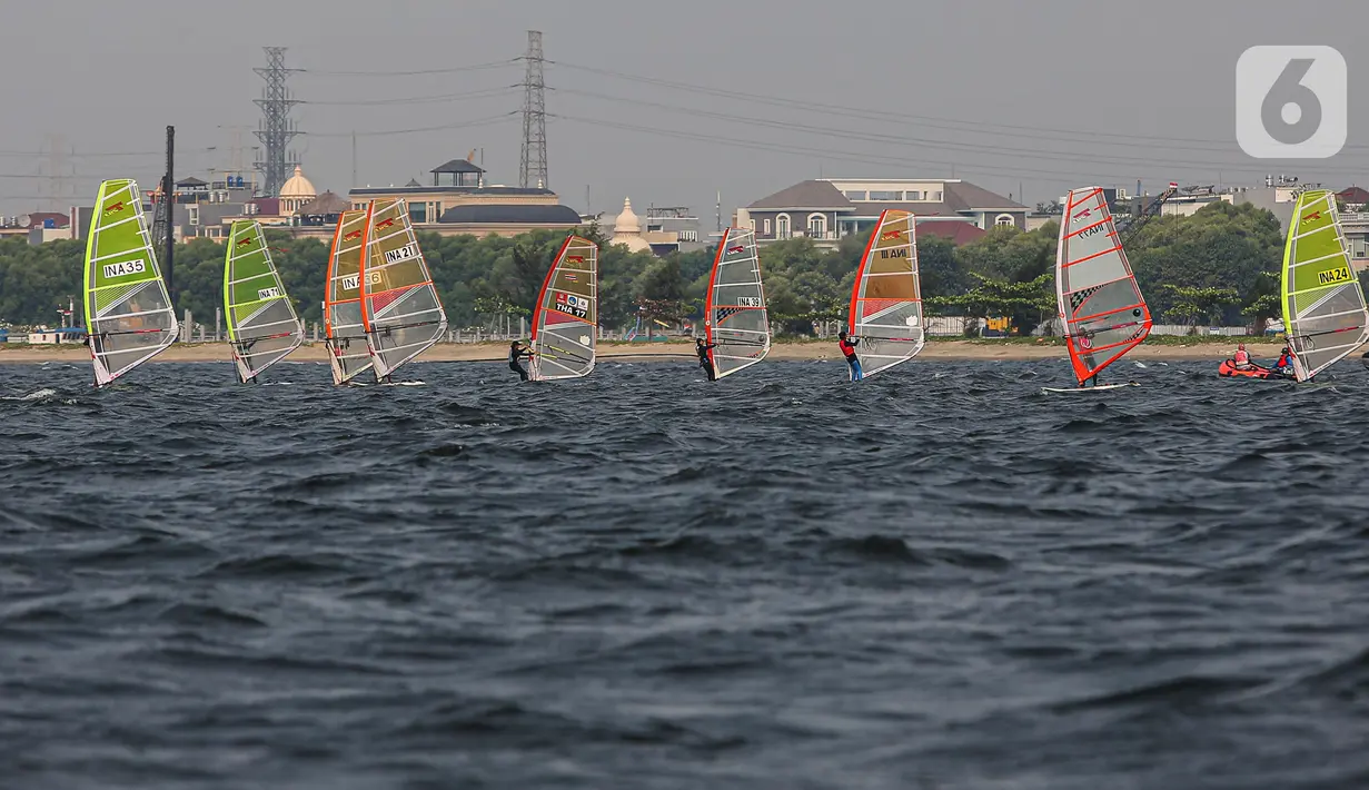 Sejumlah atlet layar beradu kecepatan saat mengikuti pertandingan Jakarta International Sailing Championship 2024 di area Symphony of The Sea, Ancol, Jumat (26/7/2024). (Liputan6.com/Angga Yuniar)