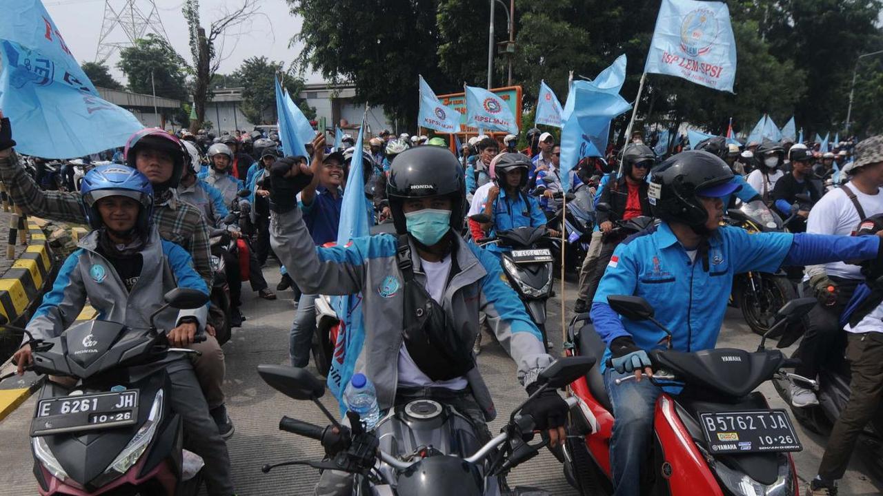 Ratusan buruh mengendarai sepeda motor saat konvoi dari kawasan industri Pulogadung menuju Istana Merdeka, Jakarta, pada Rabu (1/5/2024). Aksi ini dilakukan dalam rangka memperingati May Day atau Hari Buruh Sedunia.&nbsp; Merdeka.com/Imam Buhori