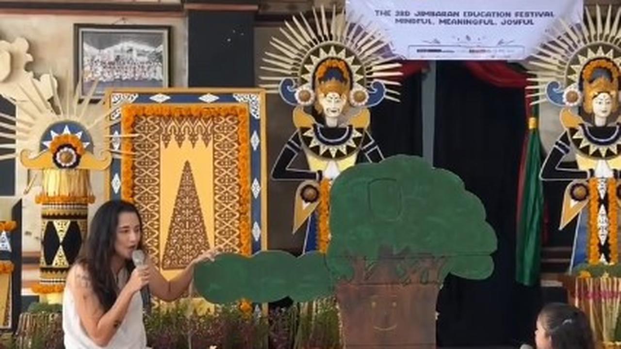 7 Potret Dahlia Poland dan Anak Ikut Lomba Mendongeng di Sekolah, Raih Juara Pertama