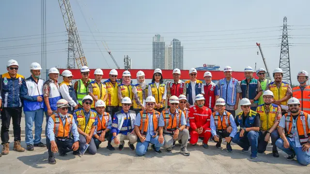 Wakil Menteri Pekerjaan Umum Diana Kusumastuti meninjau proyek Jalan Tol Harbour Road II, Jumat (25/9/2026). (Dok CMNP)