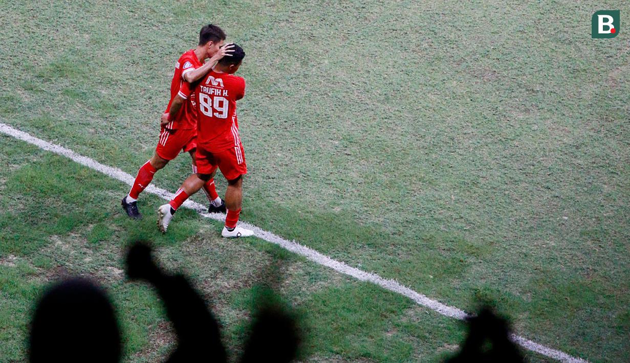 <p>Pemain Persija Jakarta, Taufik Hidayat (kanan) melakukan selebrasi bersama Rezaldi Hehanusa usai mencetak gol ke gawang Chonburi FC saat laga persahabatan antara Persija Jakarta menghadapi Chonburi FC dalam rangka Grand Launching Jakarta International Stadium (JIS), Minggu (24/7/2022). (Bola.com/M Iqbal Ichsan)</p>