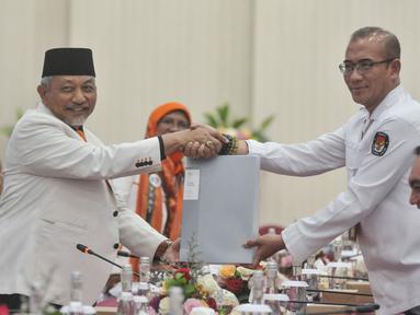 Presiden PKS Ahmad Syaikhu memberikan dokumen kepada Ketua KPU RI Hasyim Asyari saat mendaftarkan Bacaleg tingkat DPR RI di Kantor KPU RI, Jakarta, Senin (8/5/2023). (merdeka.com/Iqbal S. Nugroho)