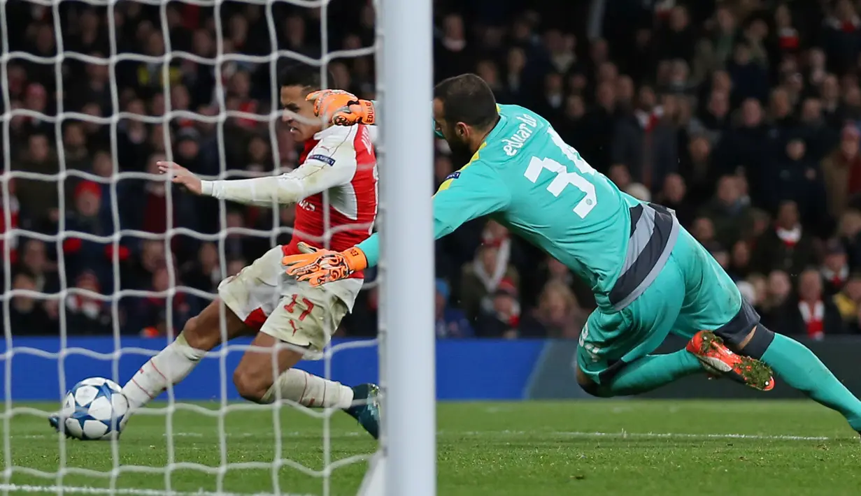 Pemain Arsenal, Alexis Sanchez, saat menaklukkan kiper Dinamo Zagreb untuk mencetak gol ketiga dalam laga Grup F Liga Champions di Stadion Emirates, London, Rabu (25/11/2015) dini hari WIB. (Action Images via Reuters/Matthew Childs)