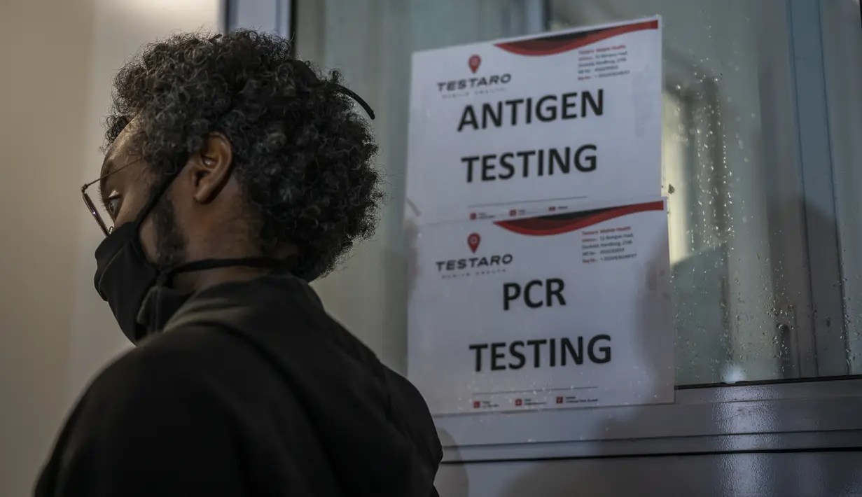 Seseorang antre untuk tes COVID-19 di Johannesburg, Sabtu (27/11/2021). Saat dunia bergulat dengan munculnya varian baru COVID-19, para ilmuwan di Afrika Selatan —tempat Omicron pertama kali diidentifikasi — berjuang keras memerangi penyebarannya ke seluruh negeri (AP Photo/Jerome Delay)