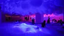 Pengunjung berenang dalam kolam bola pada pameran seni Let's Fly yang seluruhnya terdiri dari balon dan karya seni tiup di Museum Balon Roma, Italia, 5 Januari 2022. (AP Photo/Alessandra Tarantino)