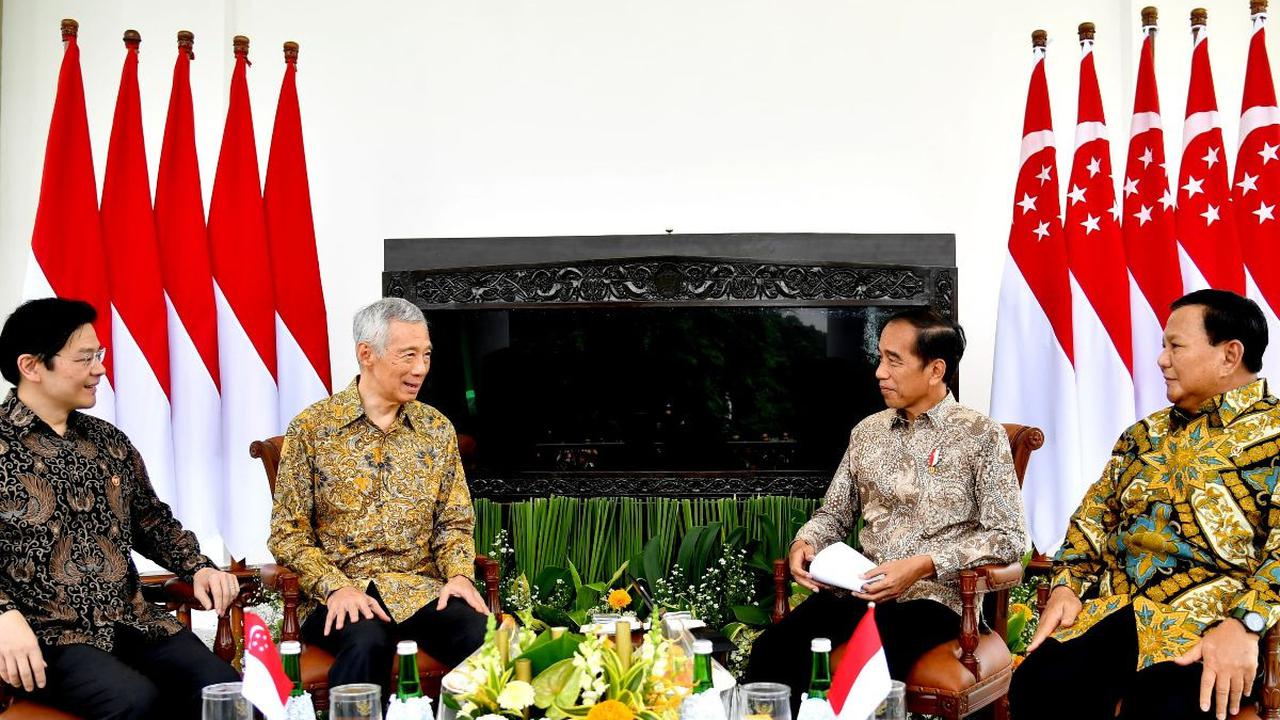 Kali ini, Jokowi tampak didampingi Menteri Pertahanan Prabowo Subianto dan PM Lee didampingi Wakil PM Lawrence Wong.<br><br>