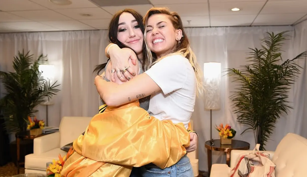 Miley Cyrus tak senang dengan hal yang dilakukan Lil Xan pada adiknya, Noah. (lifeandstylemag)