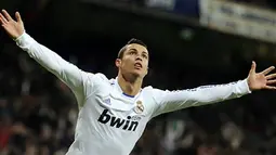 Cristiano Ronaldo melesakkan sepasang gol ke gawang Valencia untuk membawa Real Madrid menang 2-0 pada partai La Liga di Santiago Bernabeu pada 4 Desember 2010. AFP PHOTO/DOMINIQUE FAGE