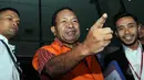 Mantan Kepala Dinas Pertambangan dan Energi Pemprov Papua Jannes Johan Karubaba, usai diperiksa di gedung KPK, Jakarta, Selasa (19/5/2015). Karubaba meminta wartawan untuk bernyanyi bersamanya. (Liputan6.com/Helmi Afandi)