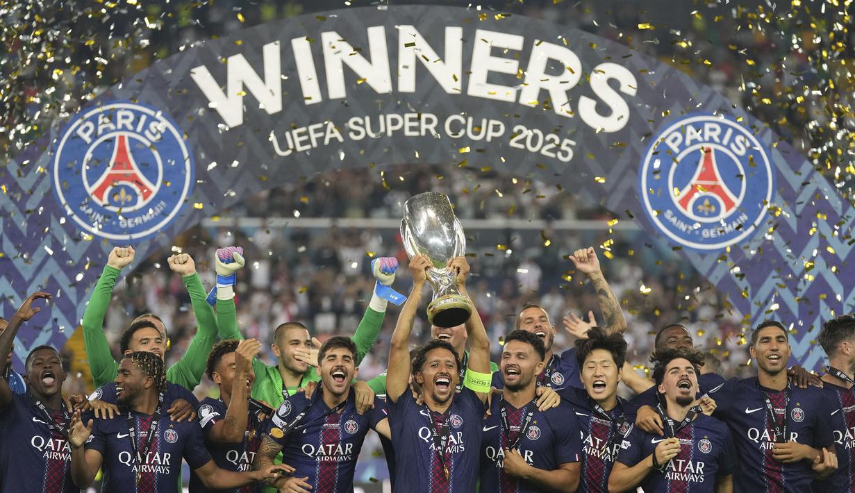 Para pemian PSG merayakan juara UEFA Super Cup 2025 setelah mengalahkan Tottenham Hotspur dalam laga final yang berlangsung di Bluenergy Stadium, Udinese, Italia, Rabu (13/08/2025) waktu setempat. (AP Photo/Antonio Calanni)