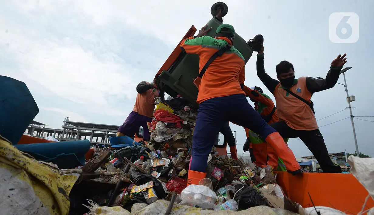 Petugas dari Dinas Lingkungan Hidup DKI Jakarta mengumpulkan sampah di Pelabuhan Kali Adem, Muara Angke, Jakarta, Rabu (6/1/2021). Dalam sehari, sampah pesisir Teluk Jakarta Utara bisa terangkut sekitar 7 kubik sampah plastik yang terbawa dari sungai maupun arus laut. (merdeka.com/Imam Buhori)