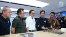 Presiden Direktur Astra Prijono Sugiarto (ketiga kiri), Direktur Pengawasan Bank OJK Adief Razali (kedua kanan), Direktur Utama PermataBank Ridha DM Wirakusumah (kanan) berbincang usai peluncuran website baru dan model branch PertamaBank di Jakarta, Jumat (20/9/2019). (Liputan6.com/HO/Eko)