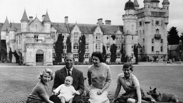 Pangeran Philip, Ratu Elizabeth II bersama Pangeran Charles, Putri Anne, dan Pangeran Andrew. foto diambil di Kastil Balmoral, Skotlandia, pada 1960 (AP Photo/File)