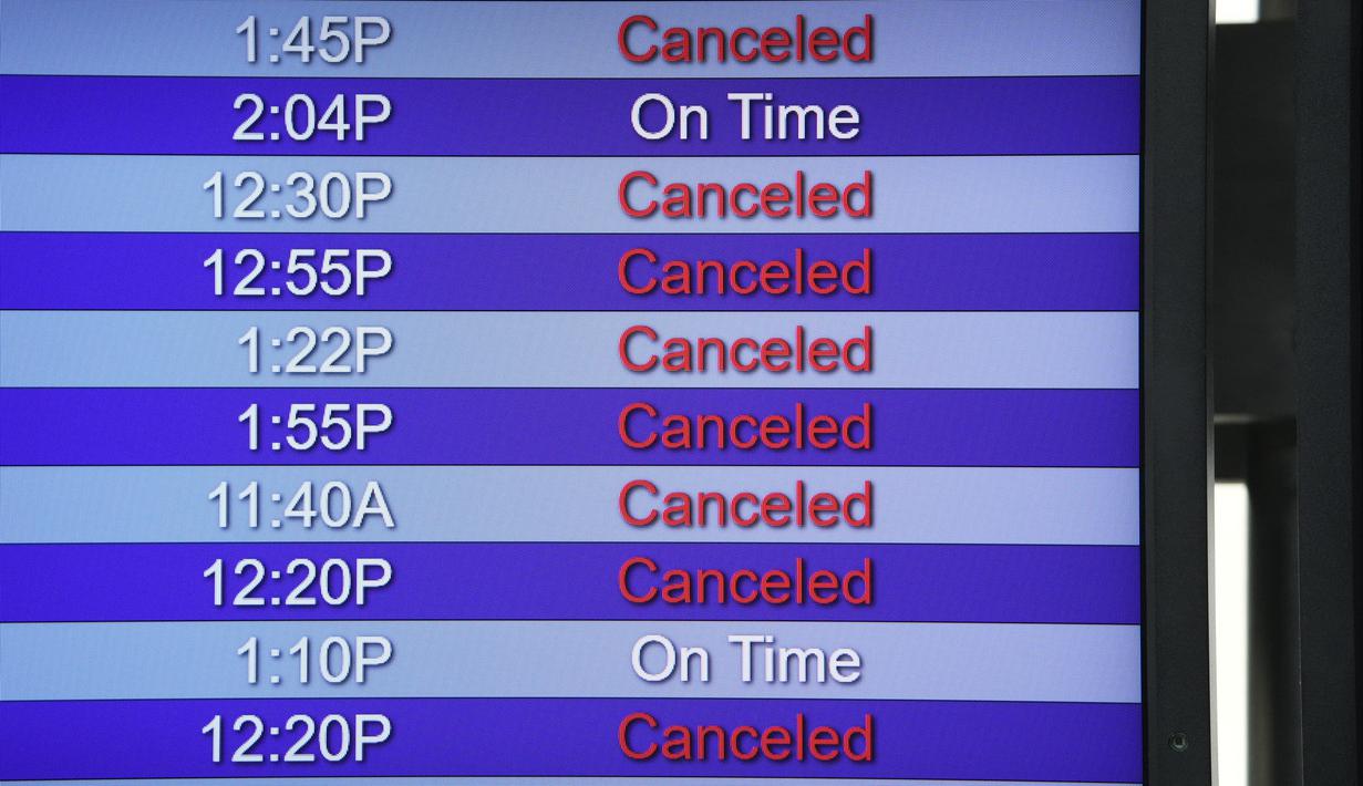 Papan pemberitahuan keberangkatan Southwest Airlines di terminal Bandara Internasional Denver di Denver, Senin (3/1/2022). Badai musim dingin ditambah pandemi membuat frustrasi pelancong yang penerbangan pulang dari liburannya dibatalkan atau ditunda di awal tahun baru. (AP Photo/David Zalubowski)