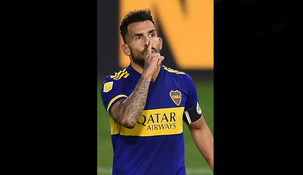 Carlos Tevez mengakhiri kiprahnya sebagai pemain sepak bola pada tahun ini. Dia memutuskan pensiun di usia 38 tahun setelah kurang lebih dua dekade berkarier di lapangan hijau. Tevez pernah malang melintang bersama beberapa klub Eropa seperti West Ham, Manchester United, Manchester City, dan Juventus. Terakhir, Tevez membela Boca Juniors. (AFP/Pool/Marcelo Endelli)