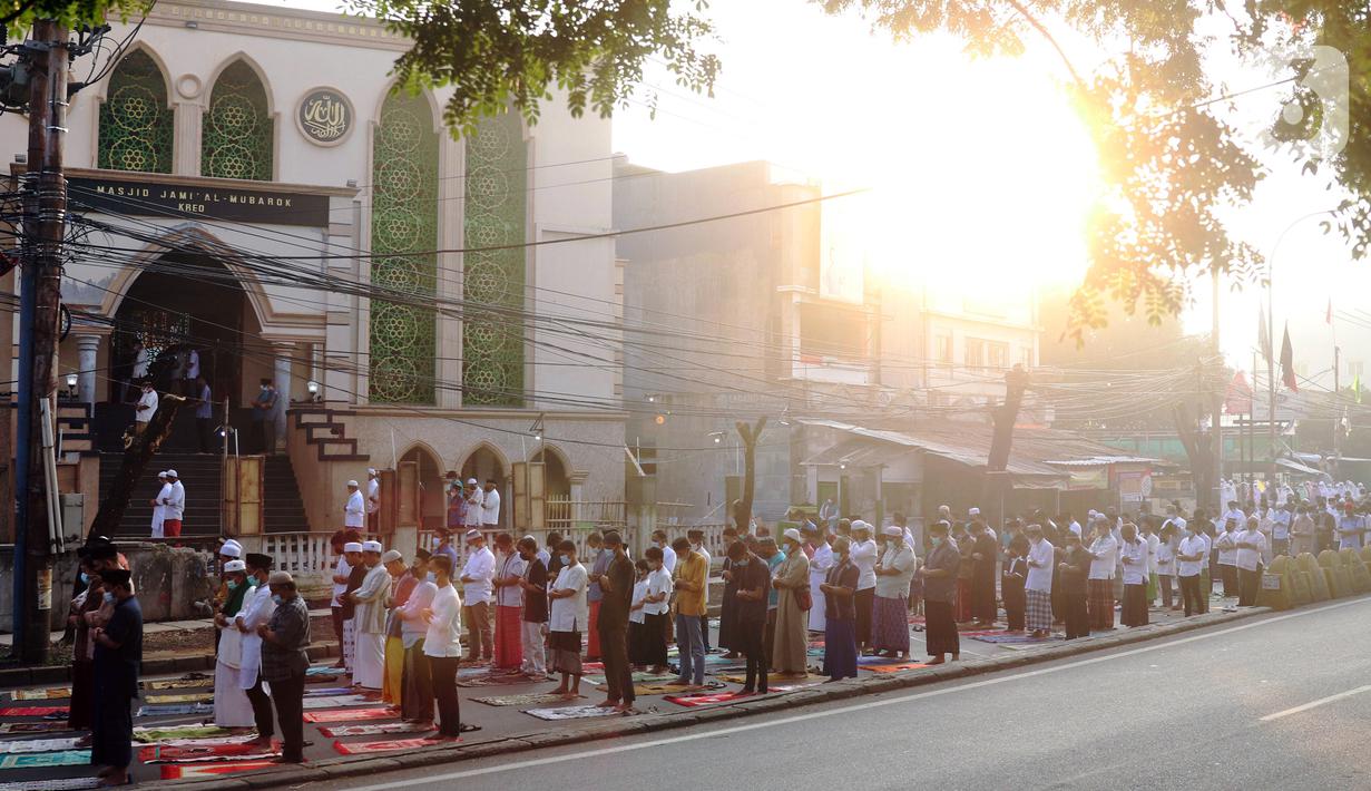 Suasana saat umat muslim melaksanakan salat Idul Adha 1442 H di Masjid Masjid Jami Al-Mubarok, Tangerang, Banten, Selasa (20/7/2021). Sebagian masjid melakukan pelaksanaan salat Idul Adha 1442 H, namun dengan protokol kesehatan yang ketat. (Liputan6.com/Angga Yuniar)