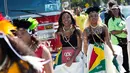 Penari tiba di lokasi acara untuk ambil bagian dalam Parade West Indian Day di Brooklyn borough, New York, Senin (4/9). Parade tersebut merupakan salah satu perayaan budaya Karibia terbesar di Amerika Serikat. (AP Photo/Kevin Hagen)