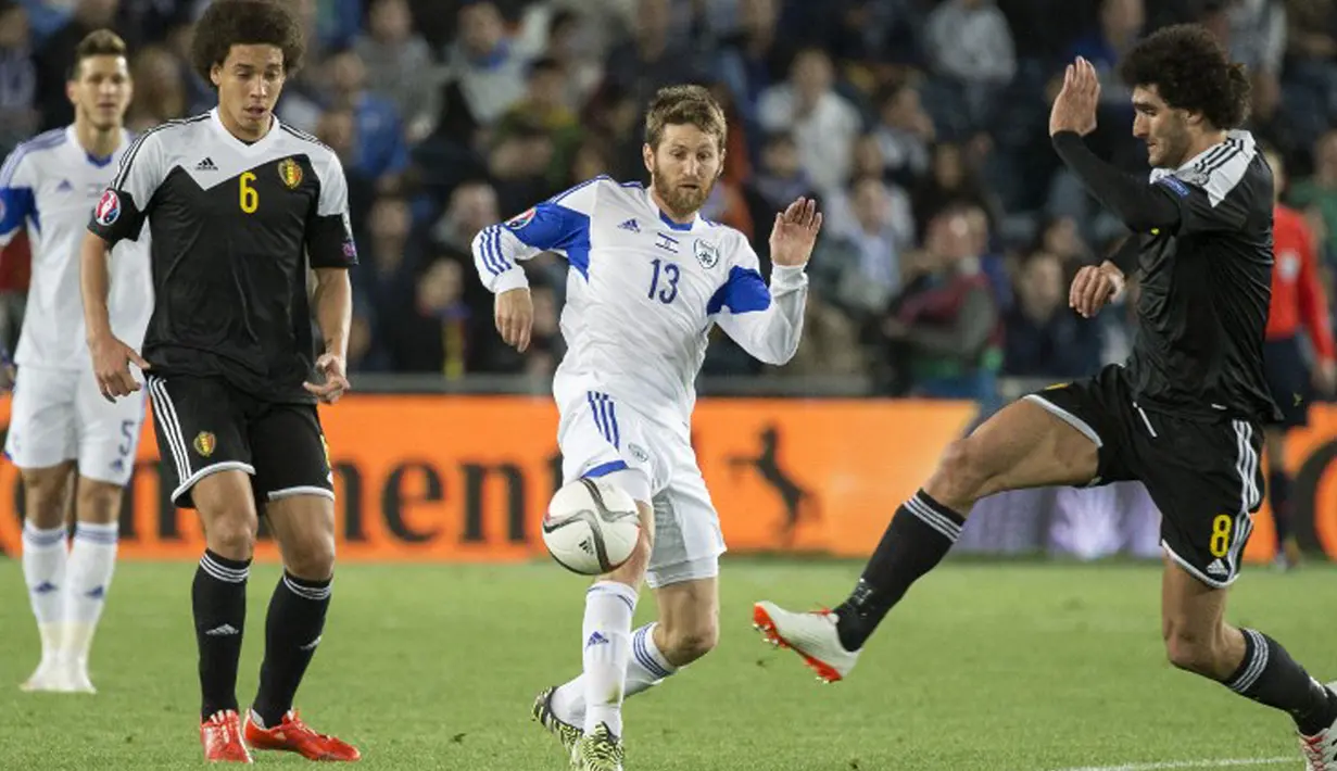 Gelandang Israel, Sheran Yeini (tengah) berusaha melewati dua pemain belgia pada kualifikasi Piala Eropa 2016 di Teddi Malcha Stadium, Jerusalem,Rabu (1/4/2015). Belgia menang 1-0 melawan Israel. (AFP PHOTO/Jack Guez)
