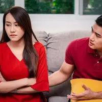 Seorang perempuan tampak marah kepada pasangannya dan enggan berbicara (Foto Dok: Freepik/EyeEm).