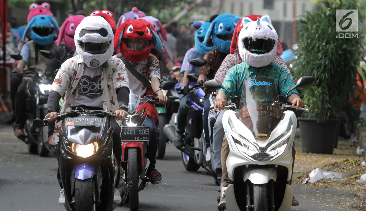 Sejumlah anggota dari komunitas Elmo And Friends berkonvoi menggunakan sepeda motor di kawasan Menteng, Jakarta, Minggu (11/11). Dengan mengenakan batik, mereka melakukan konvoi dalam rangka merayakan Hari Pahlawan. (Merdeka.com/ Iqbal S. Nugroho)