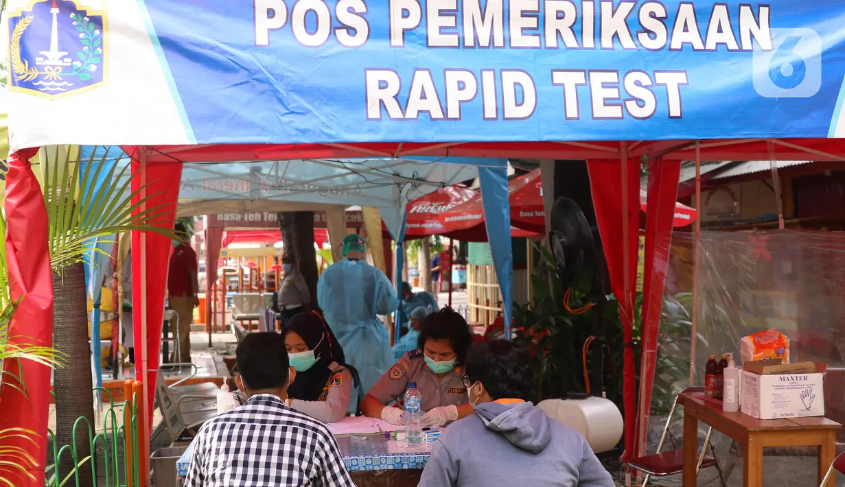 Petugas mendata penumpang bus AKAP yang baru tiba sebelum melakukan tes cepat antigen COVID-19 di terminal Kalideres, Jakarta Barat, Senin (17/5/2021). Menyambut arus balik mudik Lebaran, Terminal Kalideres mendirikan posko tes antigen bagi penumpang. (Liputan6.com/Angga Yuniar)