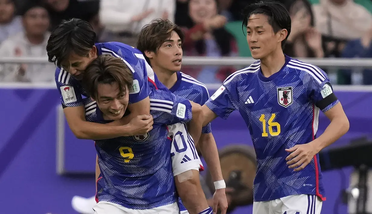 Striker Jepang berusia 25 tahun, Ayase Ueda (depan) yang kini tengah menjalani musim pertama bersama klub Eredivisie, Feyenoord Rotterdam sementara juga telah mencetak 3 gol hingga fase grup Piala Asia 2023 usai. Ketiga golnya dicetak di Grup D dengan rincian satu gol saat Jepang menang 4-2 atas Vietnam pada laga pertama (14/1/2024) dan dua gol dicetak saat Jepang menang 3-1 atas Indonesia pada laga ketiga (24/1/2024). (AP Photo/Thanassis Stavrakis)