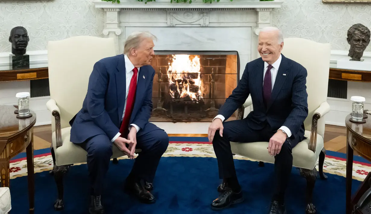 Presiden Amerika Serikat (AS), Joe Biden (kanan) saat menerima Presiden AS terpilih Donald Trump di Ruang Oval Gedung Putih di Washington DC, pada Rabu 13 November 2024. (SAUL LOEB/AFP)
